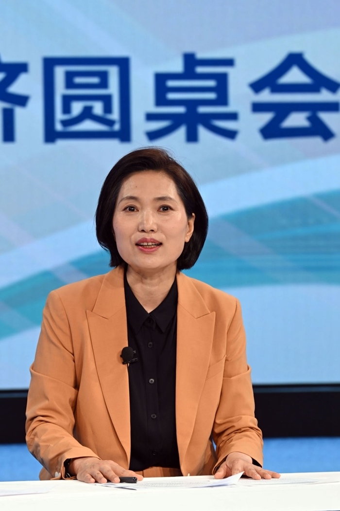 中國宏觀經(jīng)濟(jì)研究院對外經(jīng)濟(jì)研究所研究員曲鳳杰在“中國經(jīng)濟(jì)圓桌會(huì)”錄制現(xiàn)場交流發(fā)言。新華社記者 金良快 攝