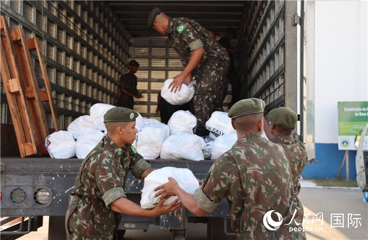 里約加利昂空軍基地，軍人在將捐贈物資裝車。人民網(wǎng)記者 時元皓攝