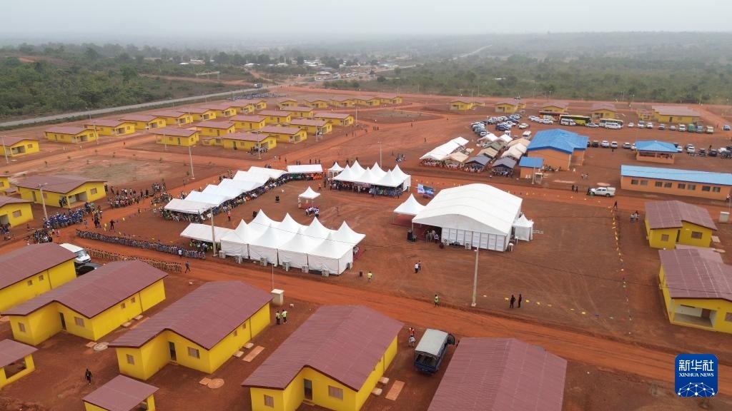 這是2023年12月16日在科特迪瓦北部城鎮(zhèn)費(fèi)爾凱塞杜古以北拍攝的旱港移民新村（無人機(jī)照片）。新華社發(fā)（中成股份科特迪瓦分公司供圖）