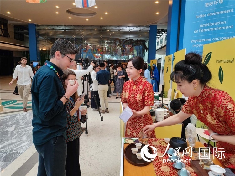 與會嘉賓在中國展臺品茶。 人民網(wǎng)記者 謝亞宏攝