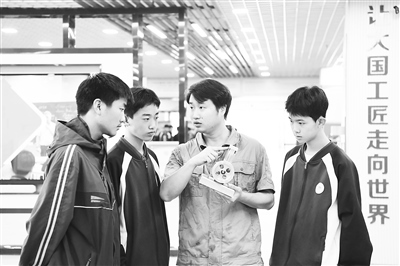 職業(yè)院校教師為數(shù)控技術(shù)應(yīng)用專業(yè)學(xué)生授課。 新華社記者 王全超攝