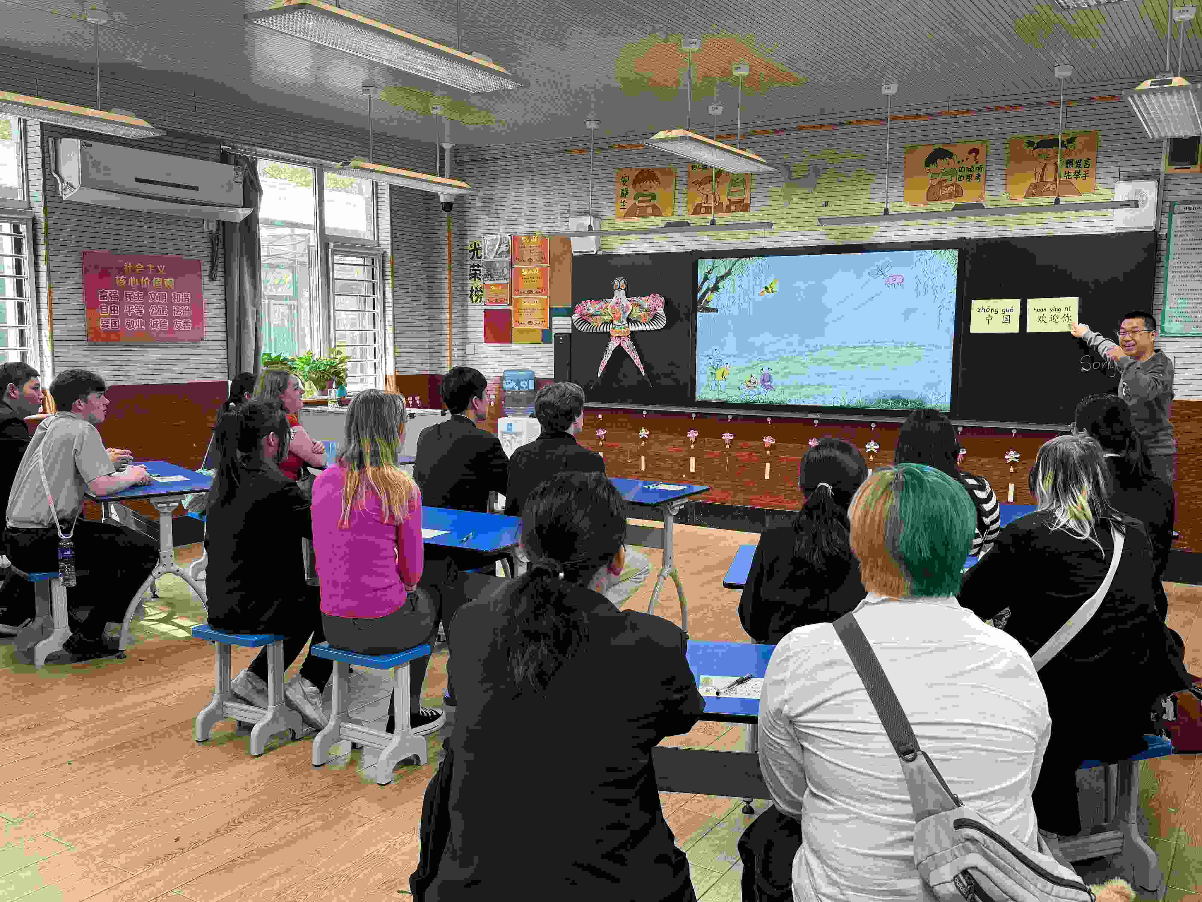 2024年4月20日，美國艾奧瓦州馬斯卡廷高中“友誼傳承”研學(xué)團(tuán)來到石家莊外國語學(xué)校，中美學(xué)生同上一節(jié)中文課。