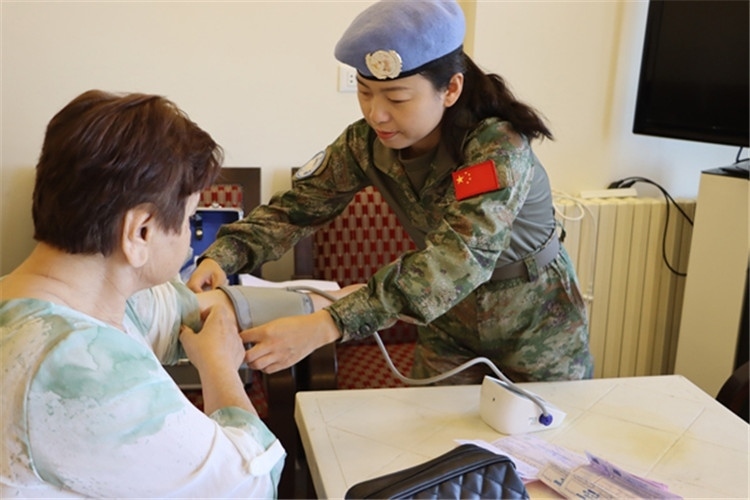 【1】 醫(yī)療分隊(duì)隊(duì)員為當(dāng)?shù)鼗颊邷y量血壓。曾德樂攝