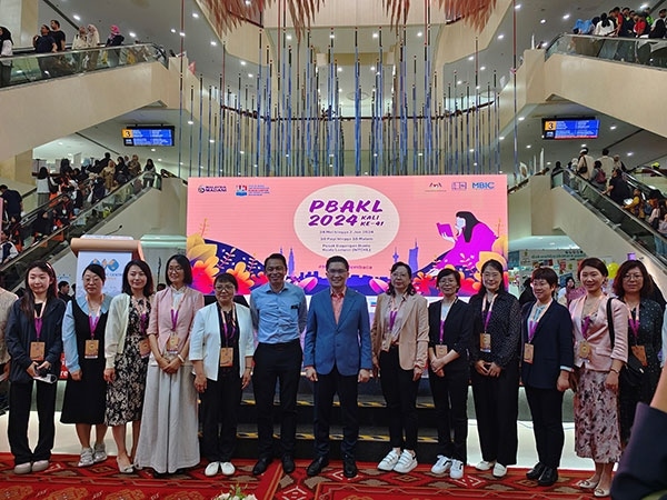 5月24日，在吉隆坡國際書展期間舉辦的中馬贈書儀式。中國圖書進出口（集團）有限公司供圖