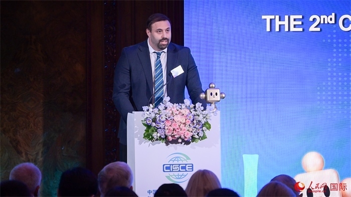 英國48家集團俱樂部主席杰克·佩里致辭。人民網(wǎng) 郭錦標攝