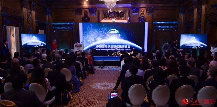 現(xiàn)場播放第二屆中國國際供應(yīng)鏈促進博覽會宣傳片。人民網(wǎng) 郭錦標攝