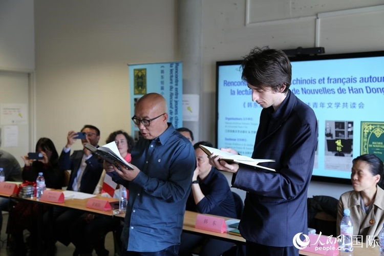 法國學子與作家韓東共讀小說選段。人民網(wǎng)記者 于超凡攝