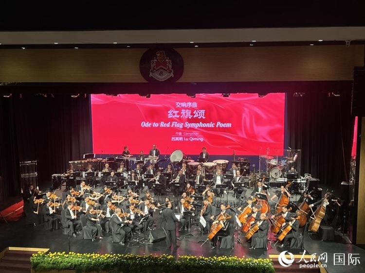 聯(lián)合音樂會現場演奏交響序曲《紅旗頌》。人民網記者 張矜若攝