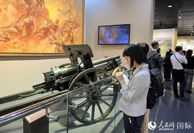 創(chuàng)價學會青年代表團成員在中國人民抗日戰(zhàn)爭紀念館參觀。人民網(wǎng)記者 陳思攝