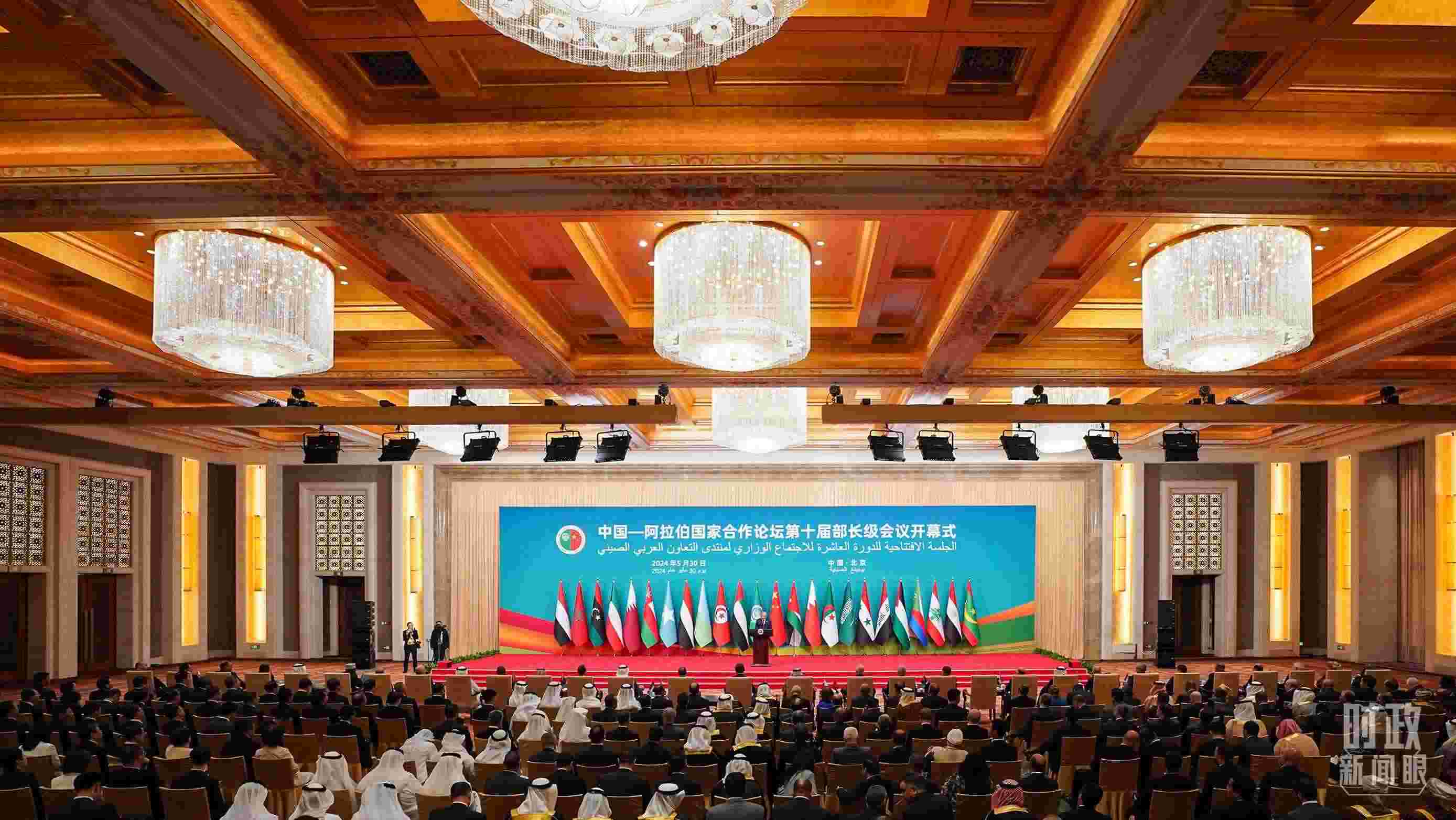 △5月30日開幕式現(xiàn)場，阿盟秘書長蓋特在致辭。（總臺國廣記者李晉拍攝）