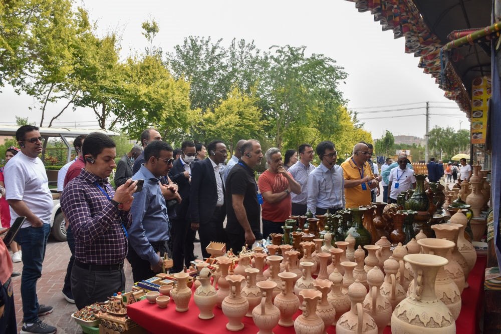 2023年5月31日，阿拉伯國家聯(lián)盟代表團(tuán)一行在新疆喀什古城參觀訪問。新華社記者 高晗 攝