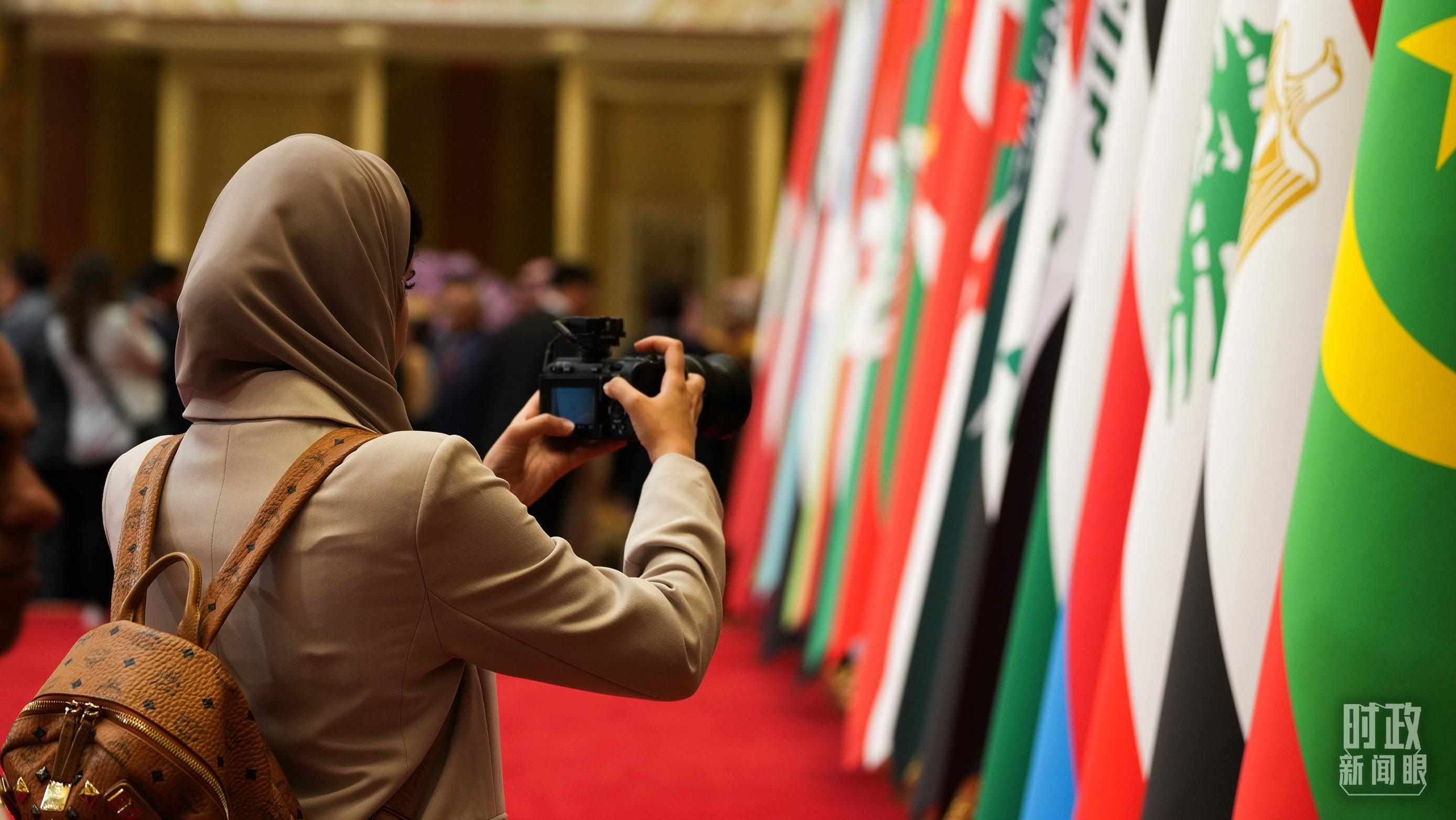 △外國媒體拍攝現(xiàn)場旗陣。（總臺國廣記者李晉拍攝）