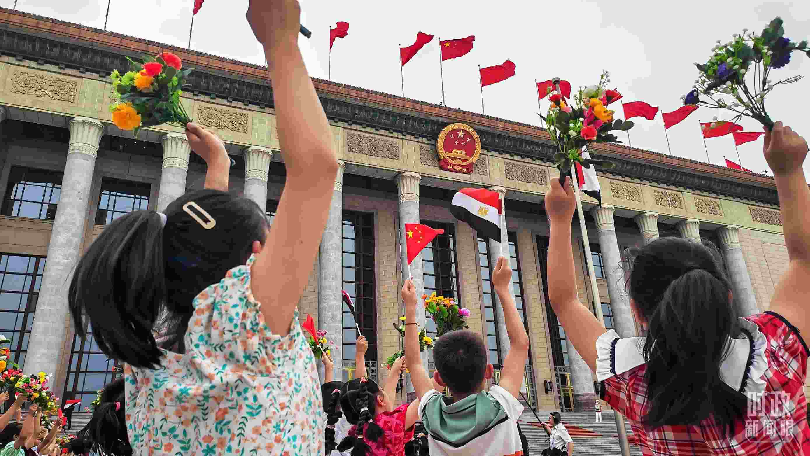 △5月29日下午，習近平主席舉行儀式歡迎埃及總統(tǒng)塞西訪華。圖為歡迎儀式現(xiàn)場的少年兒童。（總臺央視記者劉琦拍攝）