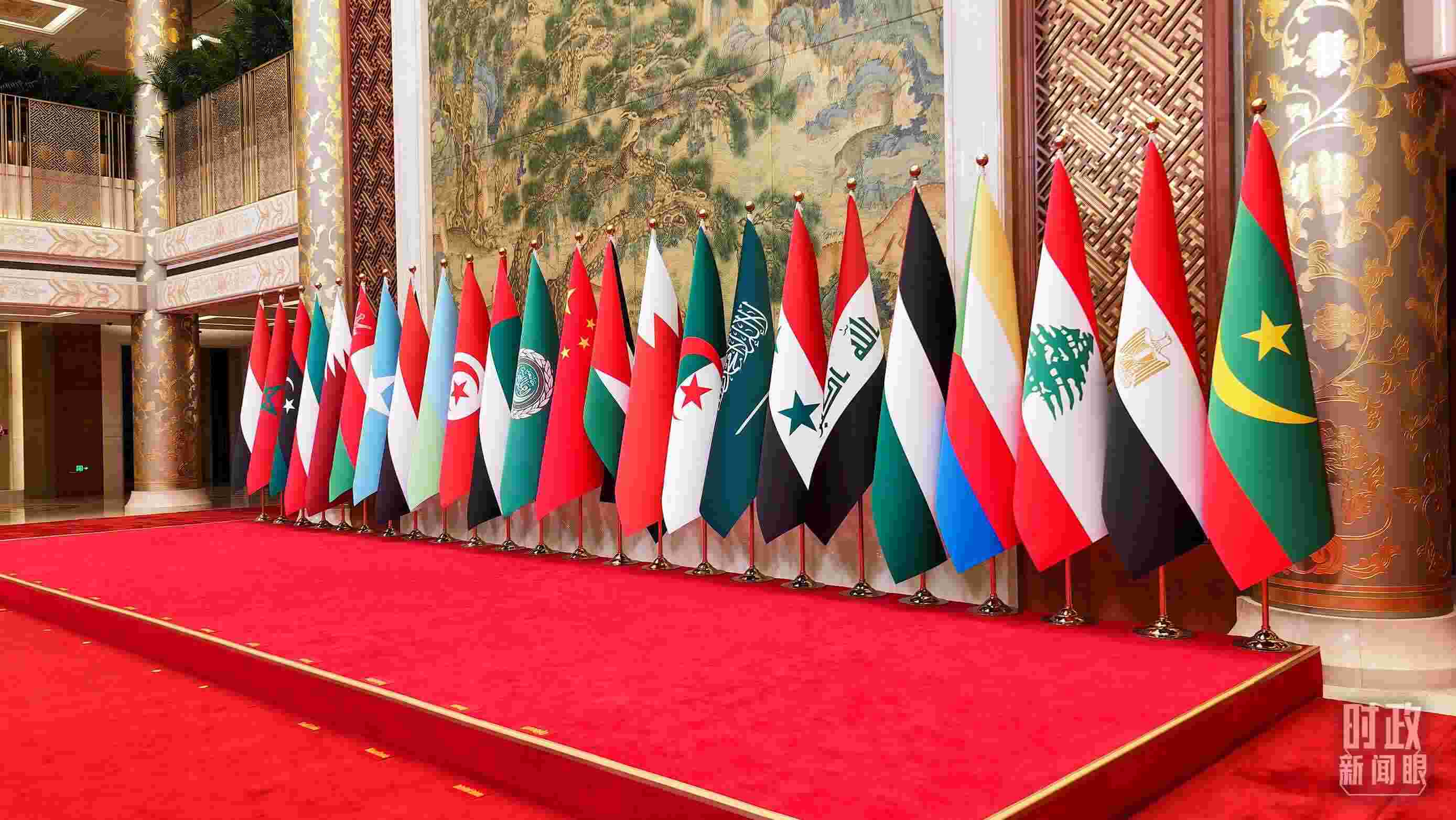 △會議現(xiàn)場的旗陣。（總臺央廣記者馬喆拍攝）