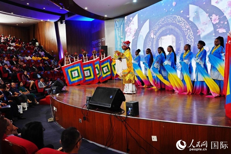 開幕式前，內(nèi)羅畢大學(xué)孔子學(xué)院學(xué)生進(jìn)行文藝表演。人民網(wǎng)記者 黃煒鑫攝