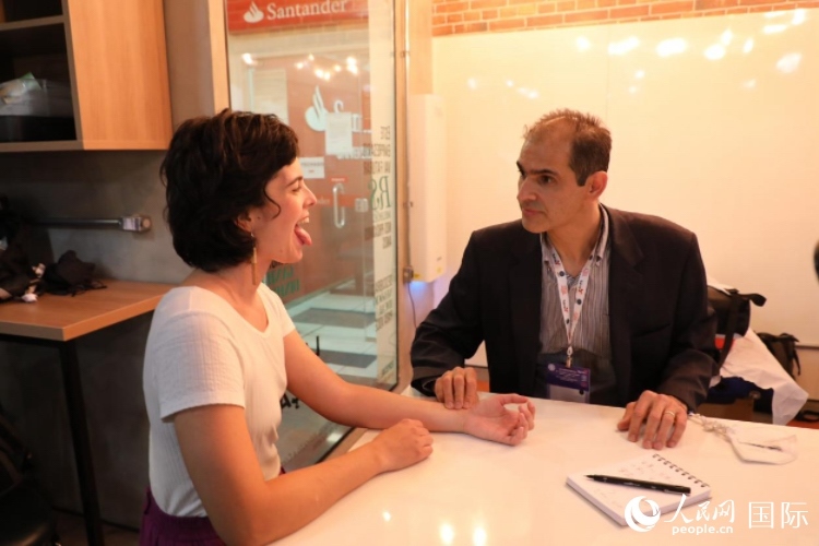 在巴西米納斯吉拉斯州首府貝洛奧里藏特開辦診所的中醫(yī)師保羅·貢扎爾韋斯，正在把脈并觀察舌苔。人民網(wǎng)記者 陳一鳴攝