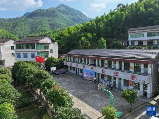 這是5月28日拍攝的湖南省衡陽市衡陽縣岣嶁鄉(xiāng)妙溪小學（無人機照片）。