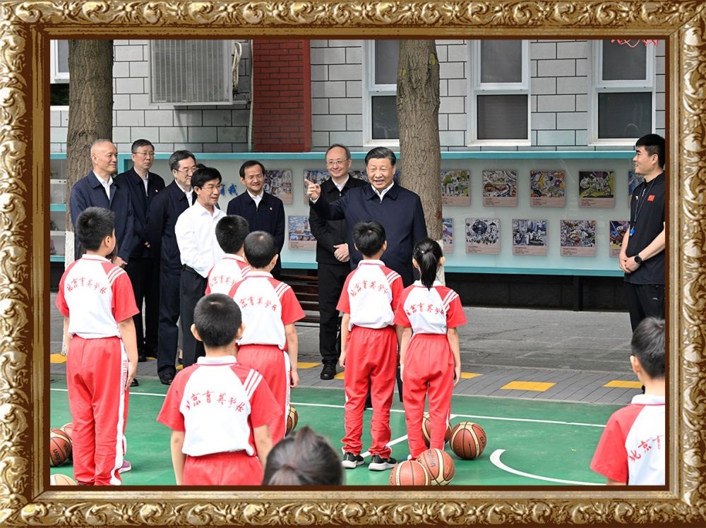 2023年5月31日上午，習(xí)近平總書記來到北京育英學(xué)校看望慰問師生，在籃球場(chǎng)同正在上體育課的小學(xué)生們親切交流。習(xí)近平親切地說：“現(xiàn)在生活條件好了，孩子們不是要吃得胖胖的，而是要長(zhǎng)得壯壯的、練得棒棒的?！? width=