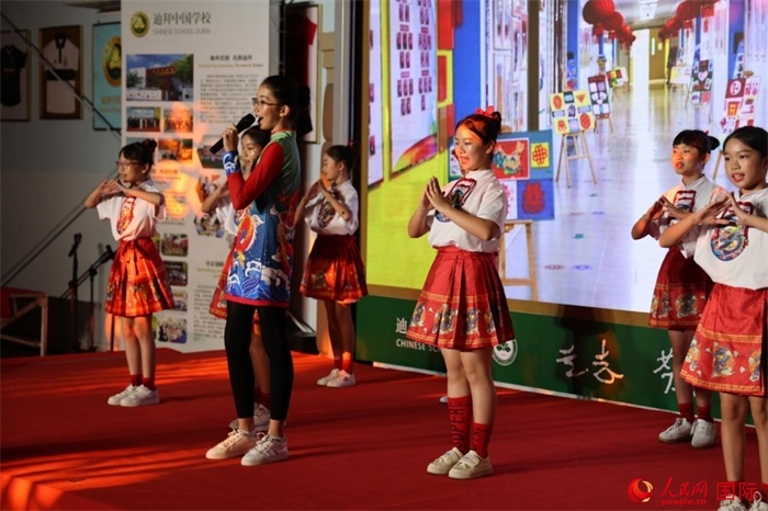 活動(dòng)上，孩子們表演原創(chuàng)歌舞節(jié)目。人民網(wǎng)記者 張志文攝