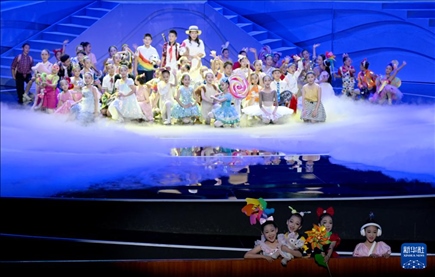 6月1日，演員在“我和祖國一起成長”主題演出活動中表演。新華社記者 金良快 攝