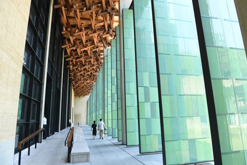 2022年7月23日，杭州國家版本館屋頂?shù)哪緲?gòu)和青瓷門扇相映成趣。