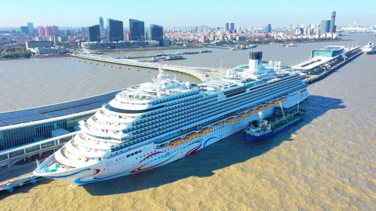 △2024年1月1日，國產(chǎn)首艘大型郵輪“愛達·魔都號”從上海吳淞口國際郵輪港開啟商業(yè)首航。