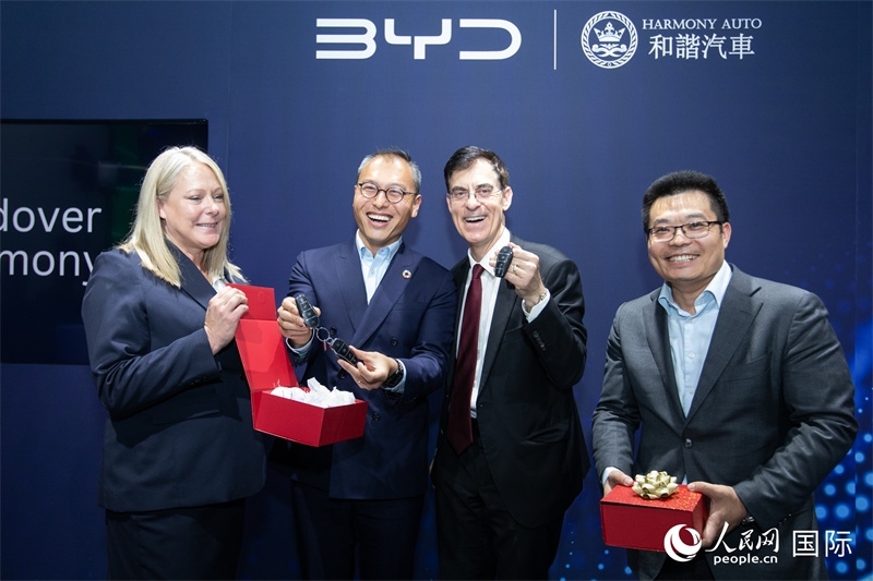 兩位英國消費者獲得新車鑰匙。人民網(wǎng)記者 許立群攝影