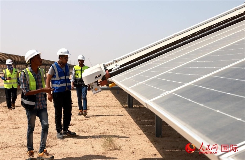 工作人員在測試自動清掃機器人。人民網(wǎng)記者管克江攝