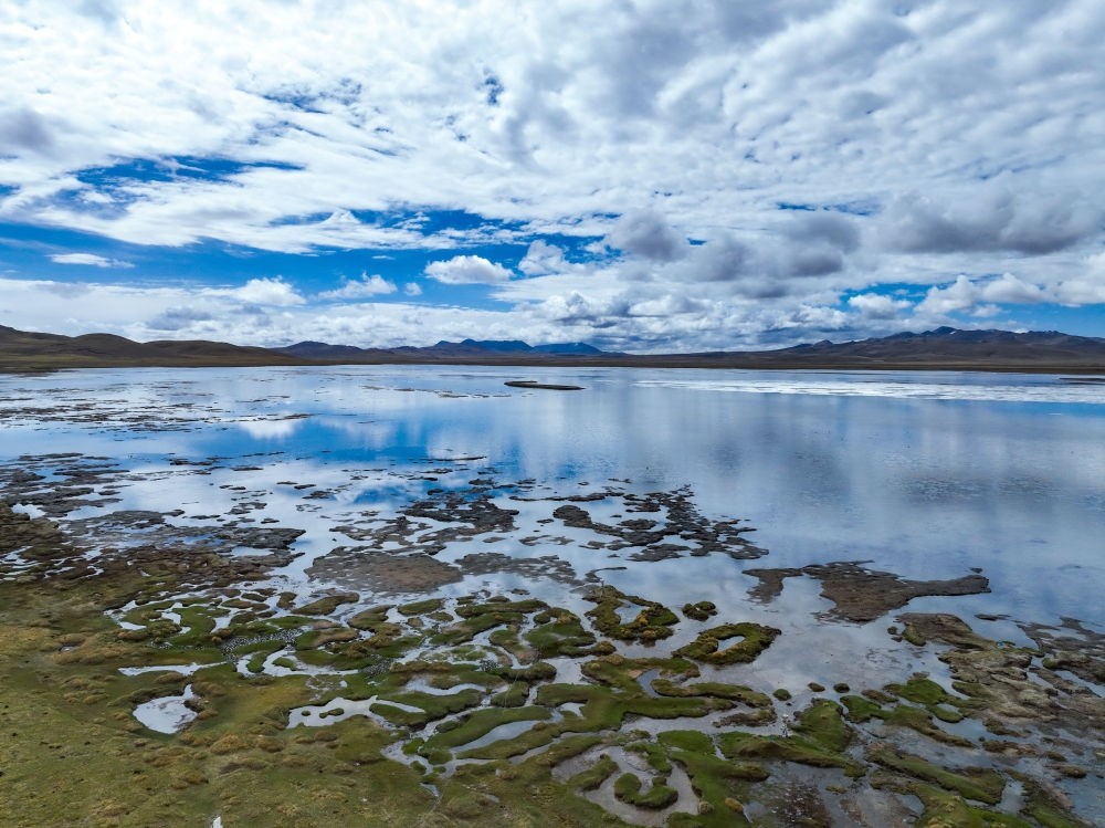 這是2024年5月26日在長江源頭地區(qū)拍攝的班德湖一角（無人機(jī)照片）。新華社記者 張龍 攝