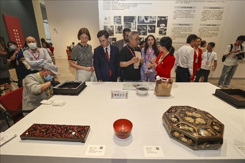 2023年5月28日，北京，推光漆器匠人為駐華使節(jié)展示技藝。