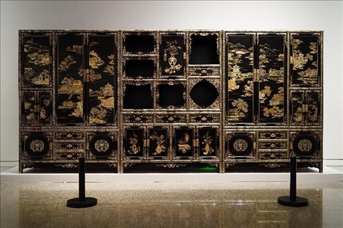 2023年7月9日，北京，中國工藝美術(shù)館·中國非物質(zhì)文化遺產(chǎn)館，“山西特色專業(yè)鎮(zhèn)·平遙非遺雙寶中華行”展覽展出的推光漆器作品。