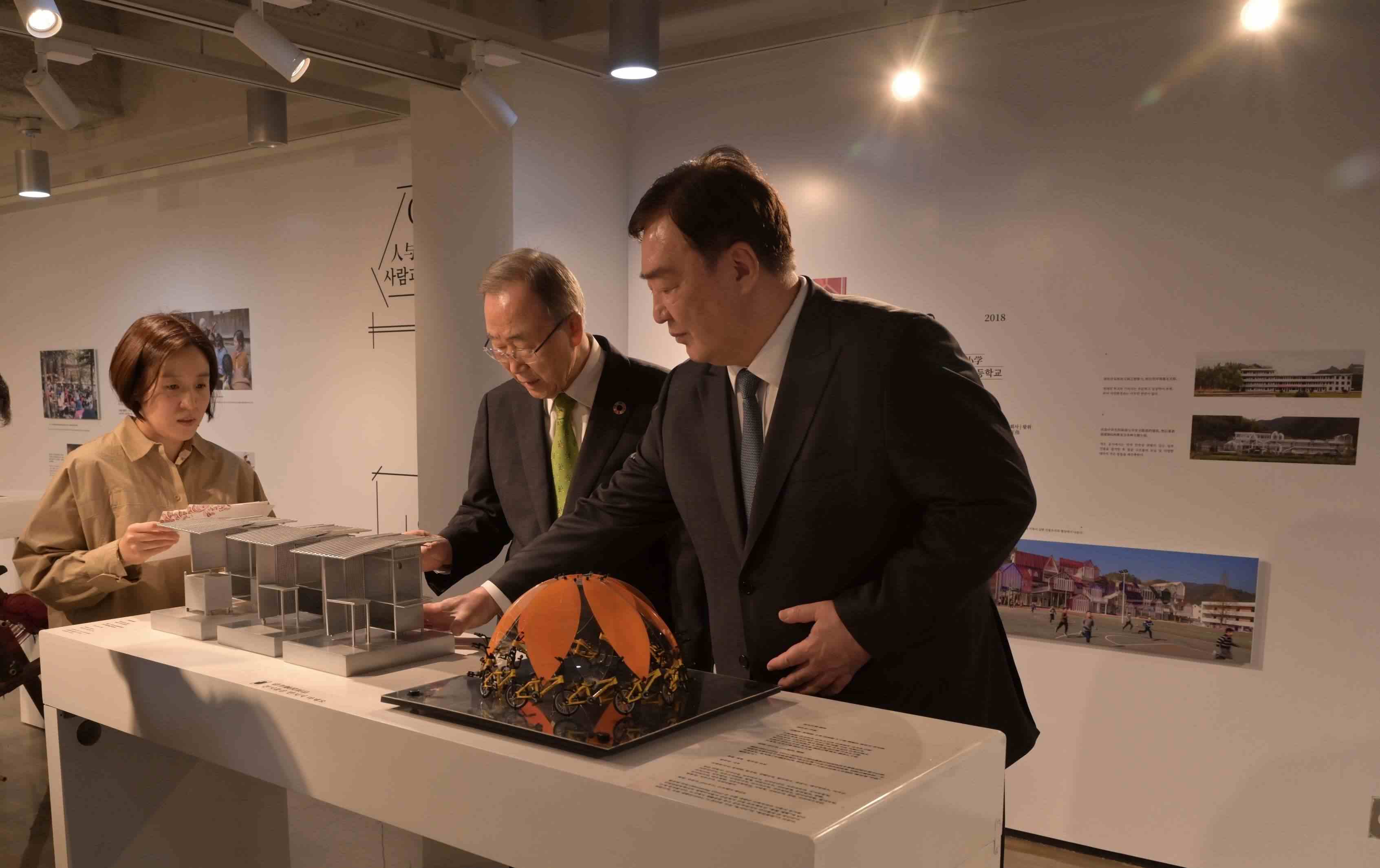 邢海明（右一）與潘基文共同參觀《自然生活傳承——美麗中國特展》。首爾中國文化中心供圖