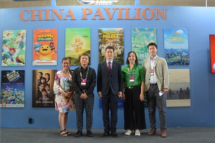 相關(guān)公司代表與中國駐里約熱內(nèi)盧總領(lǐng)館商務(wù)參贊敬艷輝在中國聯(lián)合展臺(tái)前合影。中廣國際公司供圖