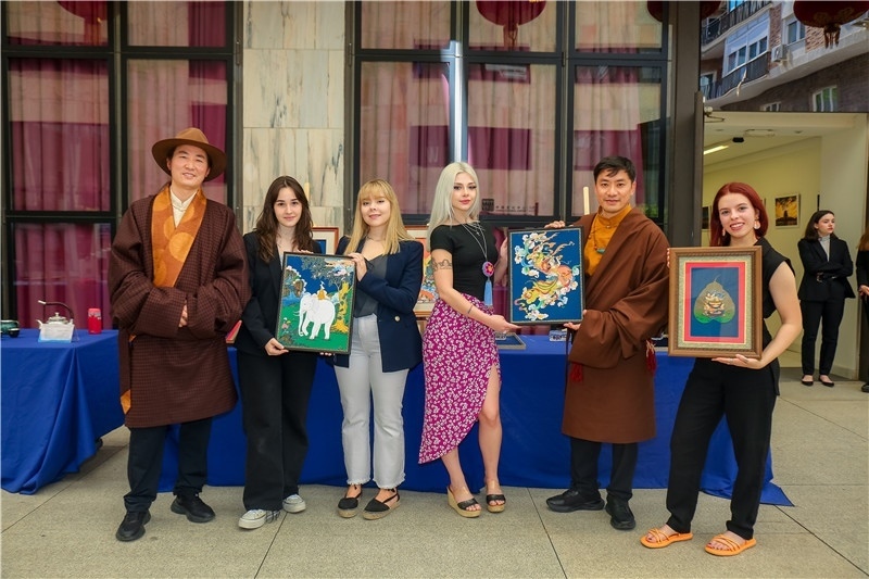 西班牙嘉賓參觀青海傳統(tǒng)手工技藝展示。主辦方供圖