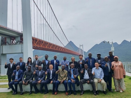 使節(jié)團(tuán)與壩陵河大橋合影。新華社記者 吳思 攝