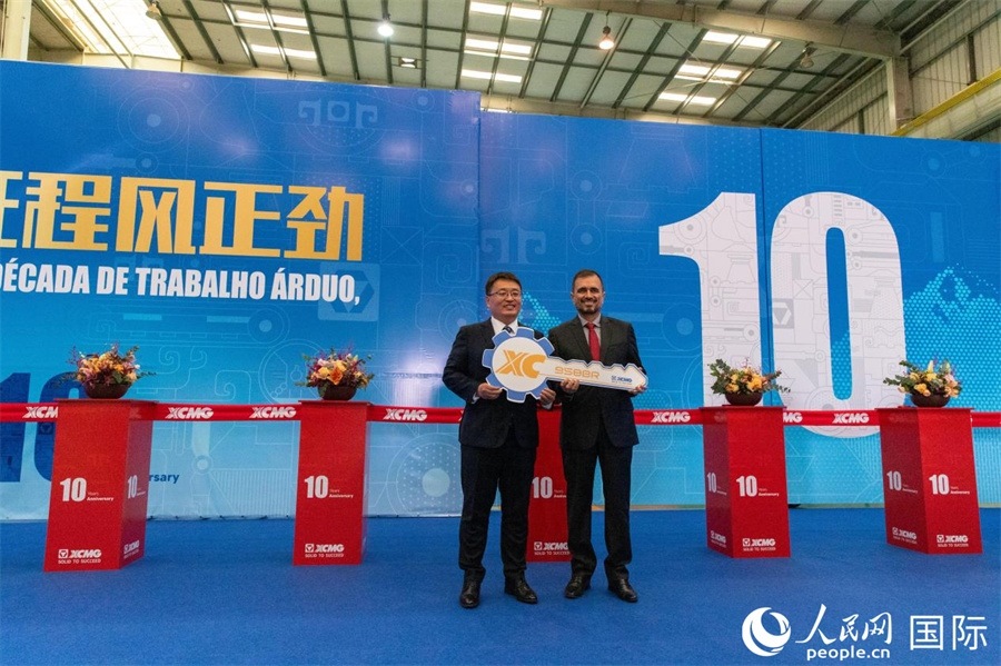 儀式上，徐工巴西制造總經(jīng)理李寒光將第23456臺(tái)產(chǎn)品鑰匙交付給客戶巴西Simak公司首席執(zhí)行官安德森·阿布魯手中。 人民日?qǐng)?bào)社拉美中心分社 威廉·科埃略·維亞納攝