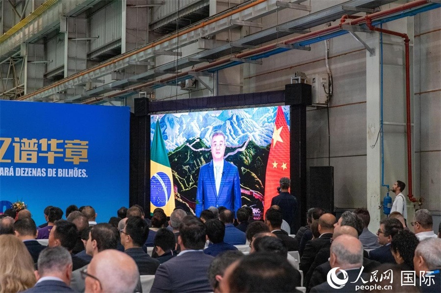 中國(guó)駐巴西大使祝青橋在視頻致辭中表示，徐工在巴西的發(fā)展，是眾多中國(guó)企業(yè)在習(xí)近平主席提出的共建“一帶一路”倡議推動(dòng)下，將中國(guó)的技術(shù)和產(chǎn)業(yè)發(fā)展成果帶往世界，促進(jìn)各國(guó)發(fā)展的縮影。 人民日?qǐng)?bào)社拉美中心分社 威廉·科埃略·維亞納攝