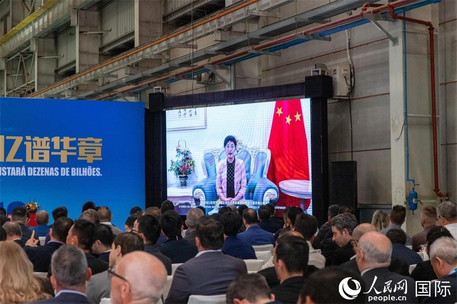 中國(guó)駐里約熱內(nèi)盧總領(lǐng)事田敏在視頻致辭中表示，中國(guó)是米納斯吉拉斯州第一大貿(mào)易伙伴和重要投資來(lái)源國(guó)。近年來(lái)，雙方在貿(mào)易投資、科技創(chuàng)新、裝備制造、人文交流等領(lǐng)域開(kāi)展了富有成果的合作。 人民日?qǐng)?bào)社拉美中心分社 威廉·科埃略·維亞納攝