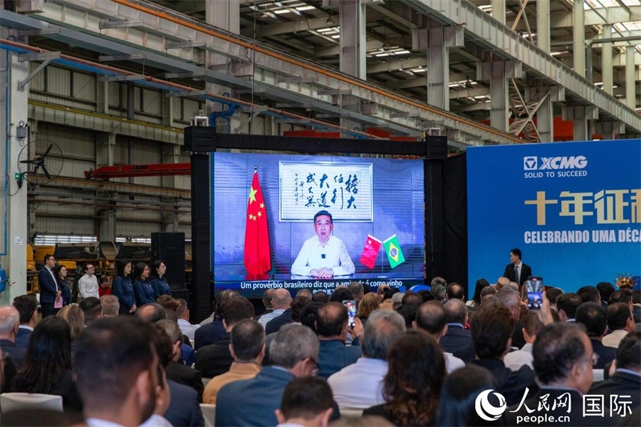 徐工集團(tuán)、徐工機(jī)械董事長(zhǎng)楊東升在視頻致辭中表示，徐工作為中國(guó)工程機(jī)械的排頭兵，堅(jiān)定不移實(shí)施國(guó)際化主戰(zhàn)略，投資運(yùn)營(yíng)的徐工巴西制造基地成為見(jiàn)證中巴友誼的標(biāo)桿示范。 人民日?qǐng)?bào)社拉美中心分社 威廉·科埃略·維亞納攝