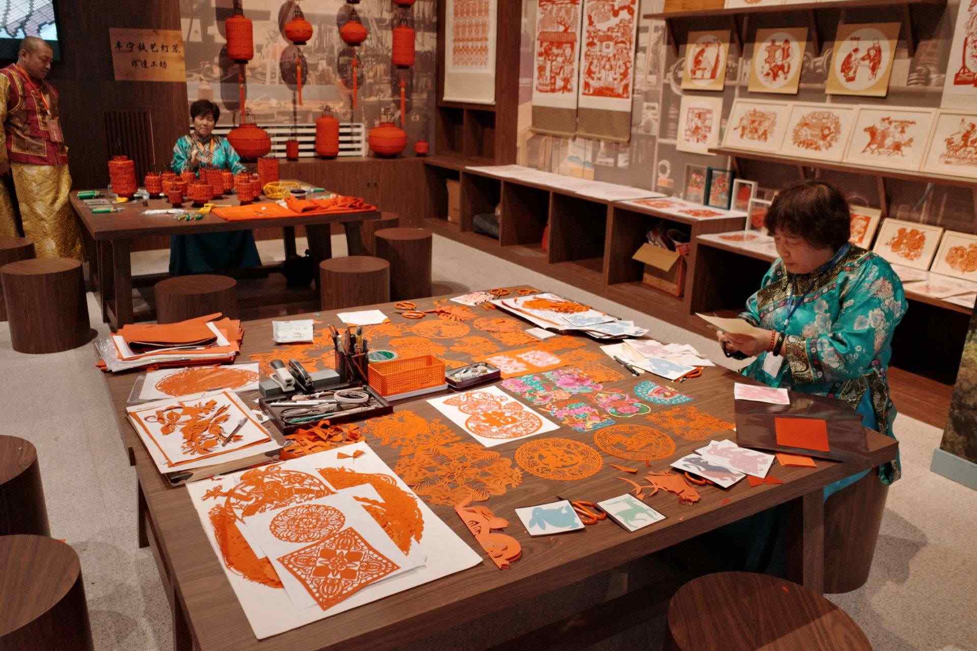 “氣象萬千——中國非遺保護實踐主題展”上，非遺傳承人現(xiàn)場展示。人民網(wǎng)記者 劉微攝