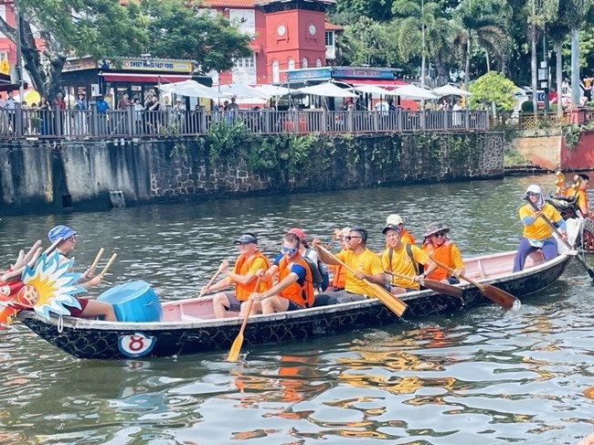 多元種族共同奮輯前進(jìn)，體驗(yàn)在馬六甲河劃龍舟，引來大批游客駐足圍觀。組委會(huì)供圖