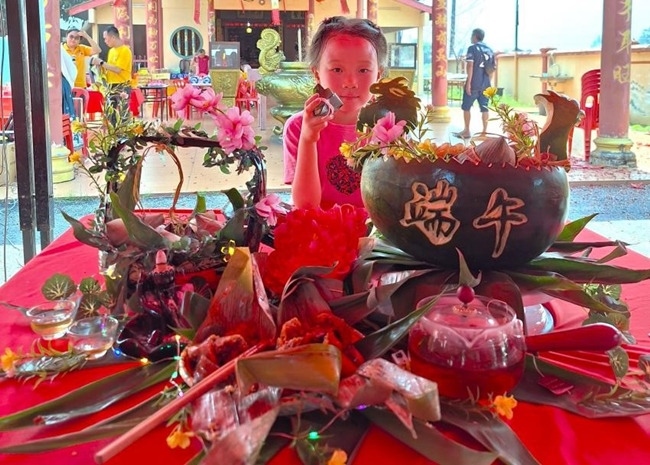 小朋友展示學(xué)裹粽子的成品照。組委會(huì)供圖