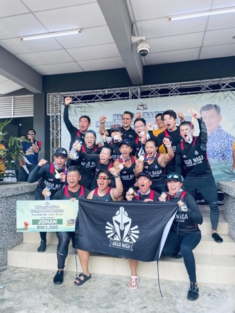 全體隊(duì)員歡慶取得混合組冠軍。組委會(huì)供圖