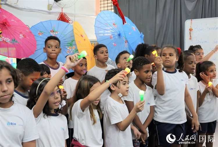 端午節(jié)活動在里約薩繆爾·韋納公立學(xué)校舉辦，該校師生合唱中文歌曲。 人民網(wǎng)記者 時元皓攝