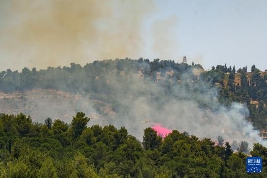 6月12日，以色列北部加利利地區(qū)遭受火箭彈襲擊后冒出滾滾濃煙。新華社發(fā)（阿亞爾·馬戈林?jǐn)z/基尼圖片社）