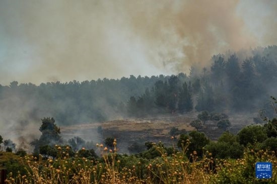  6月12日，以色列北部加利利地區(qū)遭受火箭彈襲擊后冒出滾滾濃煙。新華社發(fā)（阿亞爾·馬戈林?jǐn)z/基尼圖片社）