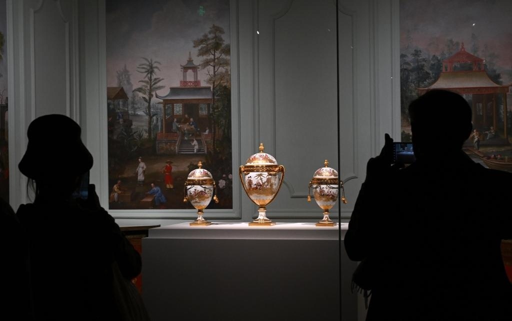 4月1日，觀眾在北京故宮參觀“紫禁城與凡爾賽宮——17、18世紀(jì)的中法交往”展覽。新華社記者金良快攝