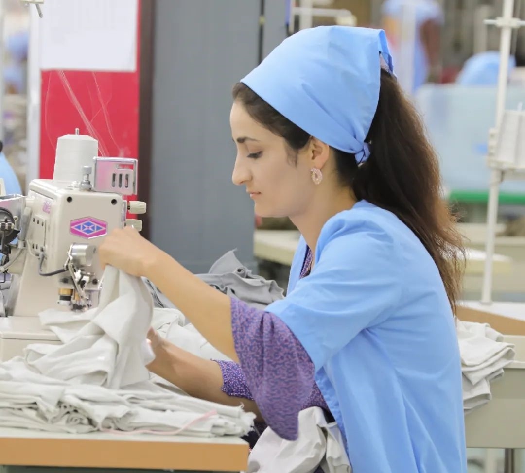 當(dāng)?shù)毓と苏谶M(jìn)行成衣縫紉。胡澤曦?cái)z