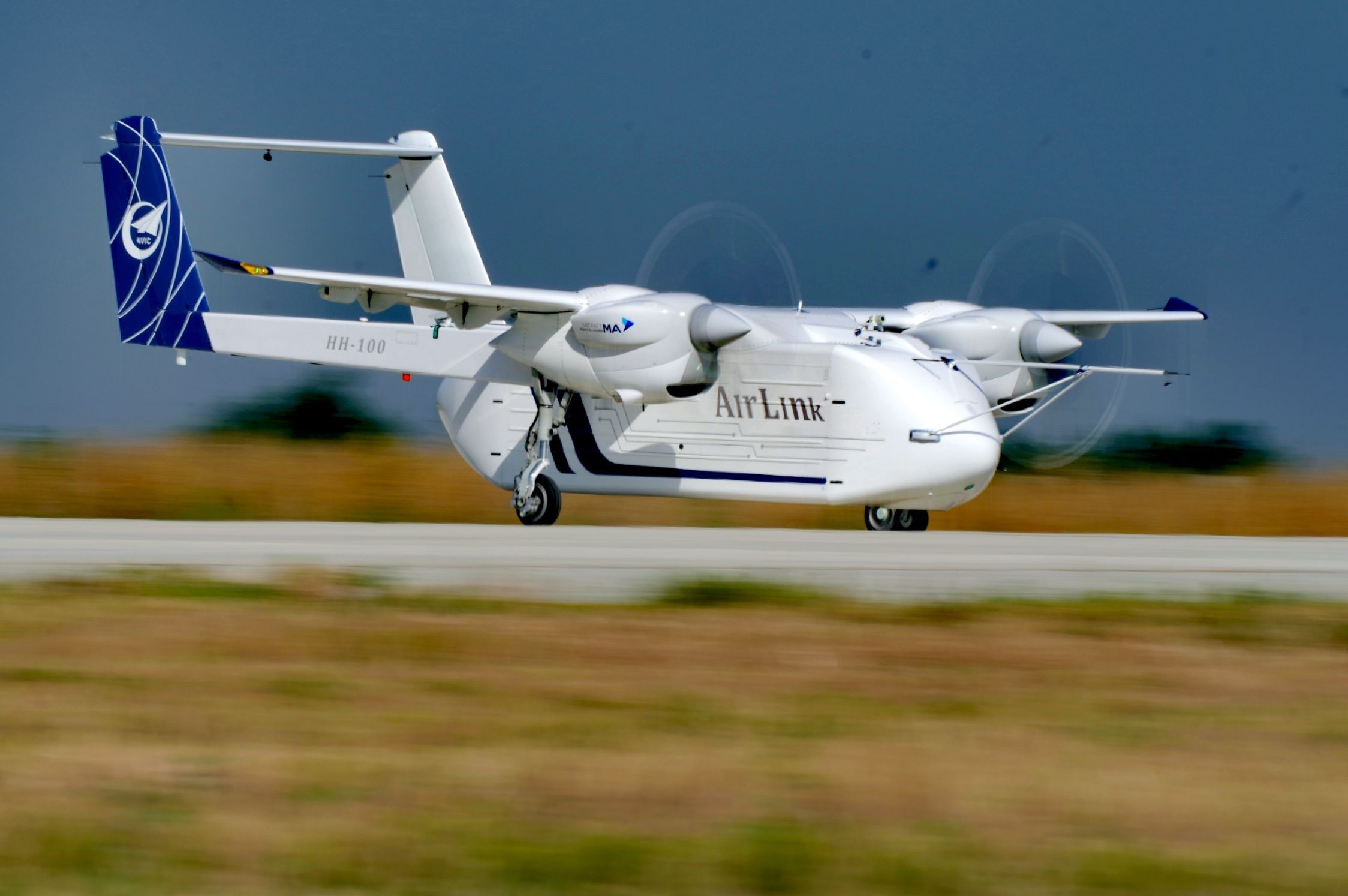 △2024年6月12日，HH-100航空商用無人運輸系統(tǒng)驗證機在西安藍田通用機場首飛成功。