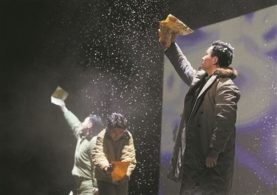 圖為清華大學(xué)原創(chuàng)話劇《馬蘭花開》的演出現(xiàn)場。新華社記者 王申攝